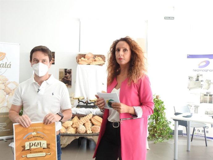 La delegada Turismo del Ayuntamiento de Alcalá de Gudaíra, Rosa Carro (Cs), ha presentado junto al artesano Eulogio González, el Día Mundial Pan 2021.