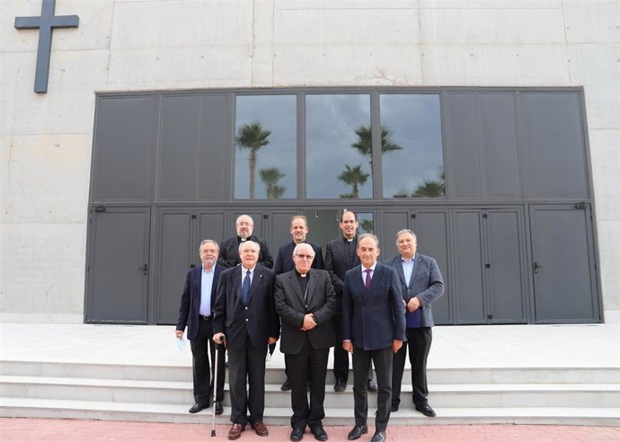 Monseñor Saiz visita el campus de la Universidad Loyola.
