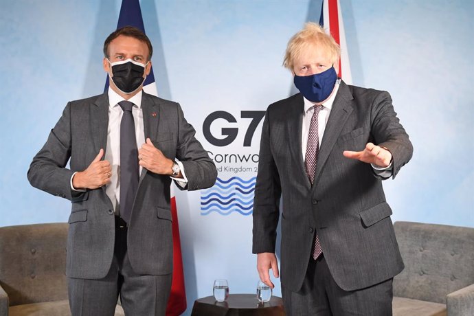 Archivo - 12 June 2021, United Kingdom, Carbis Bay: UK Prime Minister Boris Johnson (R)receives French President Emmanuel Macron for a bilateral meeting on the sidelines of the G7 summit in Cornwall, which held from 11 to 13 June. Photo: Stefan Roussea