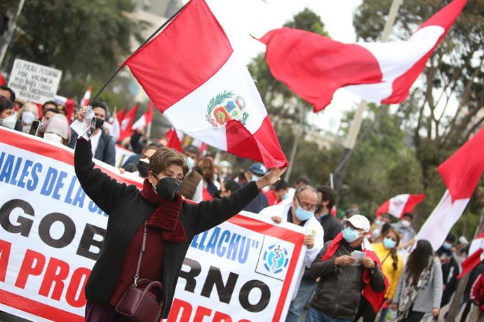 Celebración en Lima, la capital de Perú, por la muerte del líder de Sendero Luminoso, Abimael Guzmán. 