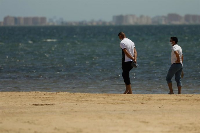 Archivo - Una pareja mira el Mar Menor en Lo Pagán