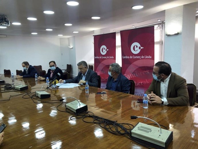 El presidente Cambra de Comer de Lleida, Jaume Saltó con miembros de la ejecutiva de la entidad.