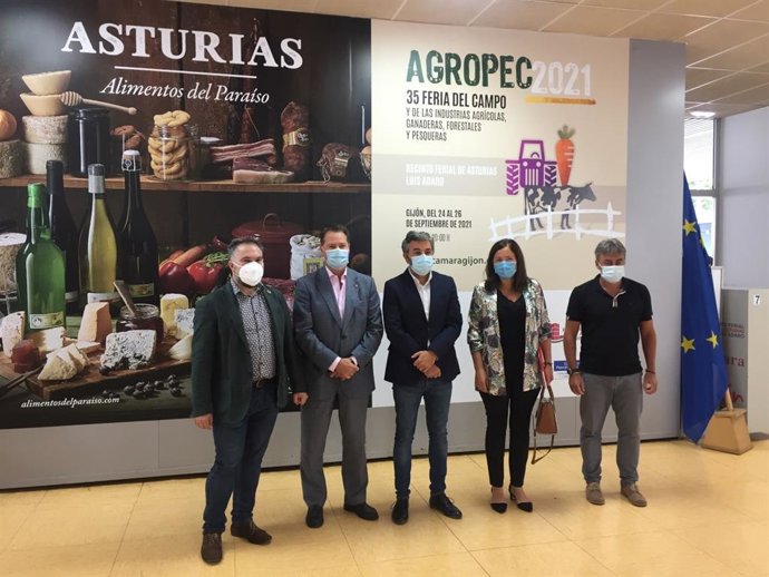 El consejero de Medio Rural y Cohesión Territorial del Principado de Asturias, Alejandro Calvo (en el medio), momentos antes de la inauguración en Gijón de Agropec