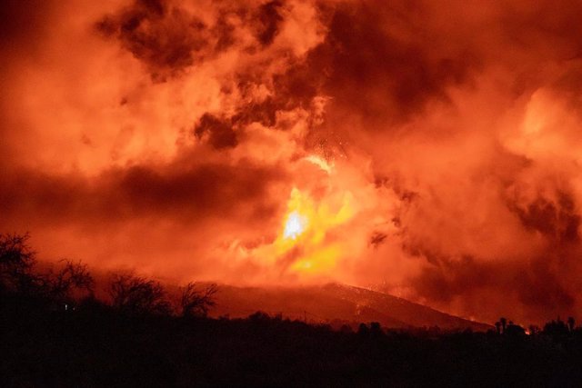 El volcán de ‘Cumbre Vieja’, al anochecer, a 23 de septiembre de 2021, en El Paso, La Palma