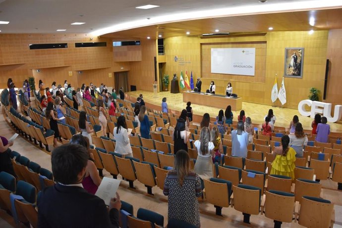 Graduación en el Centro de Estudios Universitarios Cardenal Spínola.