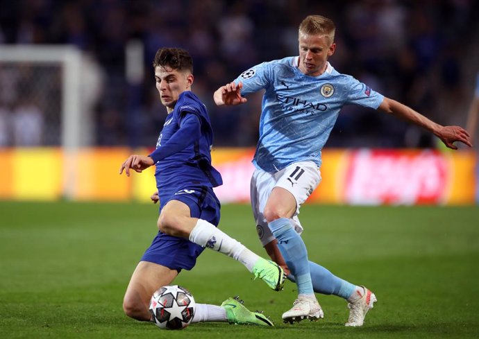 Archivo - 29 May 2021, Portugal, Porto: Chelsea's Kai Havertz (L) and Manchester City's Oleksandr Zinchenko battle for the ball during the UEFA Champions League final soccer match between Manchester City and Chelsea at the Estadio do Dragao. Photo: Nick