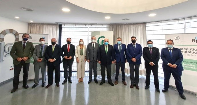 Foto de grupo del consejero de Salud y Familias, Jesús Aguirre, y el subdirector de Farmacia y Prestaciones del SAS, Carlos García Collado, con el presidente del Cacof, Antonio Mingorance, y los presidentes de los colegios farmacéuticos provinciales.