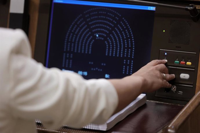 Archivo - La vicesecretaria general del PSOE y portavoz del Grupo Parlamentario Socialista en el Congreso, Adriana Lastra, durante la votación del decreto ley de medidas urgentes para reducir la temporalidad en el empleo público, en una sesión plenaria 