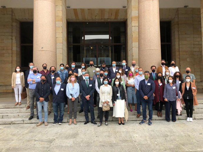 Foto de familia del VI Encuentro Anual de empresas financiadas por la Sociedad Regional de Promoción, con Eva Pando, presidenta de SRP, y representantes de las empresas participantes, en Laboral Ciudad de la Cultura, Gijón