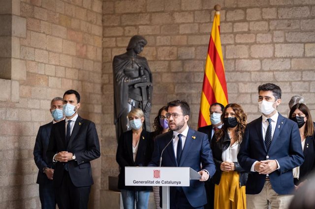 El presidente de la Generalitat de Catalunya, Pere Aragonès, ofrece una rueda de prensa tras mantener una reunión de urgencia con todos los consellers del Govern, en el Palau de la Generalitat, a 24 de septiembre de 2021, en Barcelona, Catalunya (España).