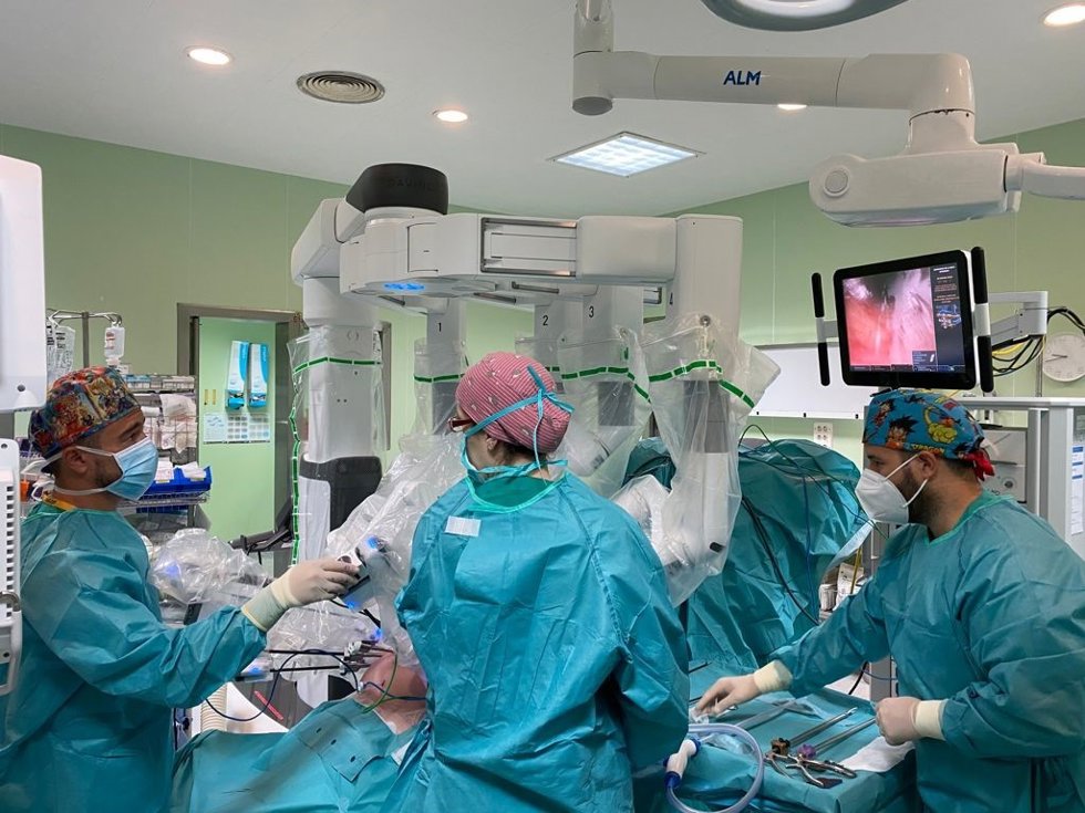 Archivo - Equipo de Urología durante una intervención. 