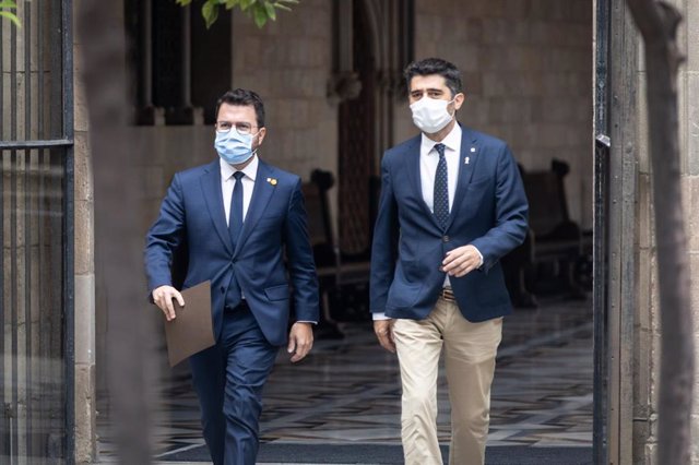 El presidente y el vicepresidente de la Generalitat, Pere Aragonès y Jordi Puigneró, en el Palau de la Generalitat al reunirse el Govern por la detención del expresidente Carles Puigdemont