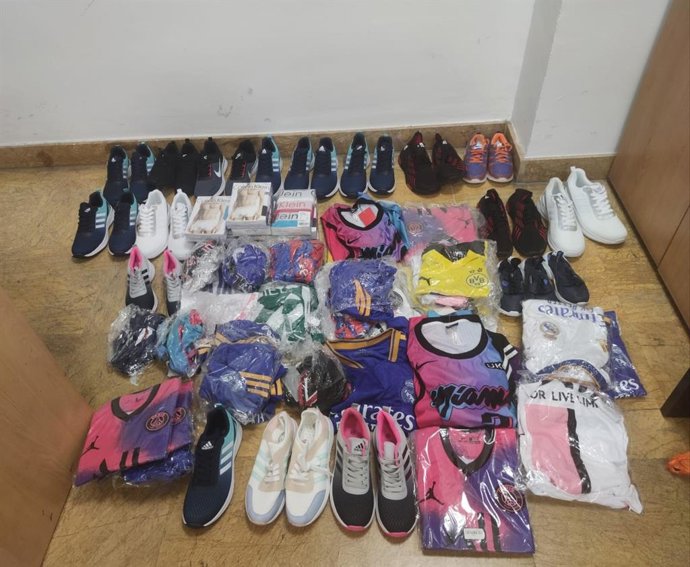 Huelva.- Sucesos.- Intervienen más de 200 prendas de ropa falsificadas en distintos puntos de venta ilegal de la capital