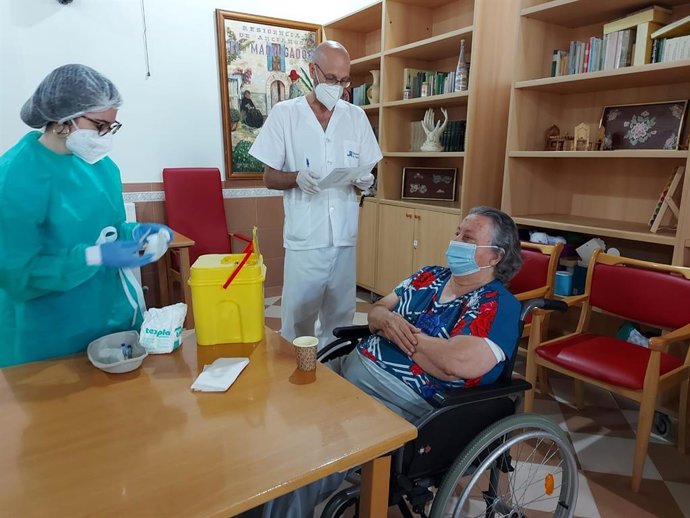 Una usuaria de la residencia de mayores de la Diputación de Cádiz en El Puerto de Santa María recibe la tercera dosis contra el Covid-19.
