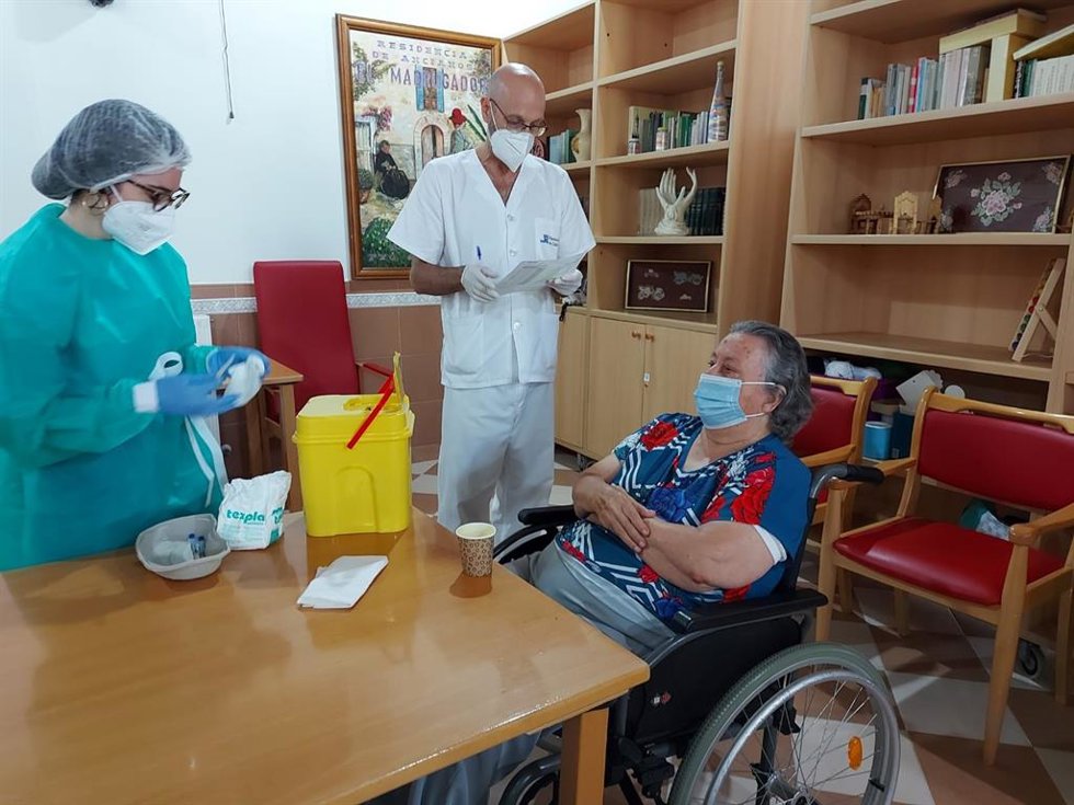 Una usuaria de la residencia de mayores de la Diputación de Cádiz en El Puerto de Santa María recibe la tercera dosis contra el Covid-19.