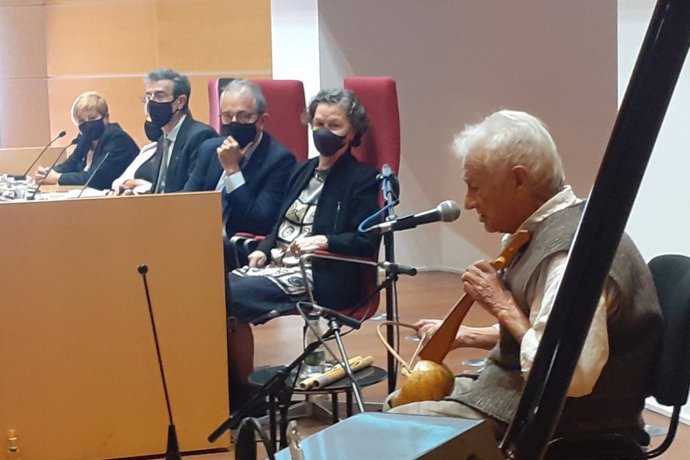 Un momento de la actuación de Artur Blasco en el acto de inauguración del curso de la Universitat de Lleida (Ud)