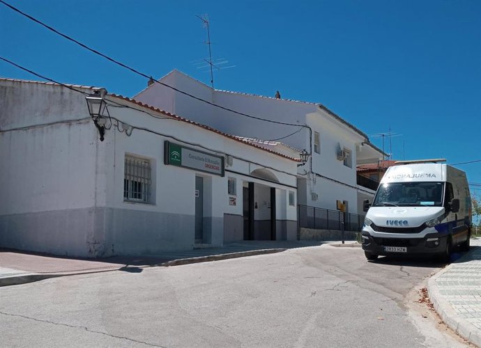 Archivo - Consultorio médico de la localidad de El Ronquillo.