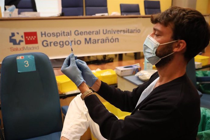 Archivo - Un sanitario prepara una vacuna contra el coronavirus, en el dispositivo puesto en marcha en las instalaciones del Hospital General Universitario Gregorio Marañón.