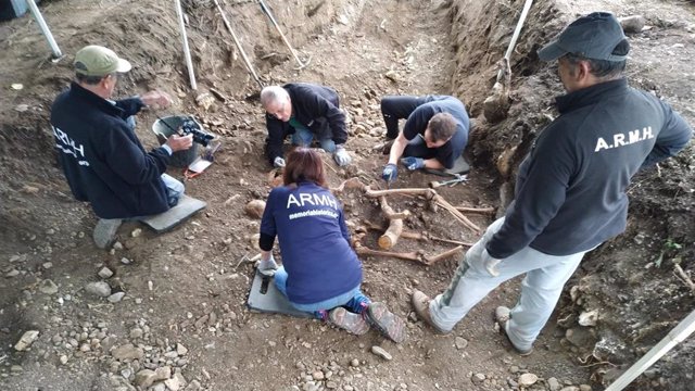Miembros de la ARMH participan en los trabajos de exhumación de los restos en la fosa de Cospedal de Babia (León).