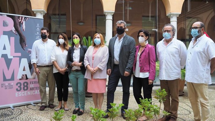 Cristina Casanueva (tercera por la izda.), en la presentación de la Feria de Artes Escénicas de Palma del Río.