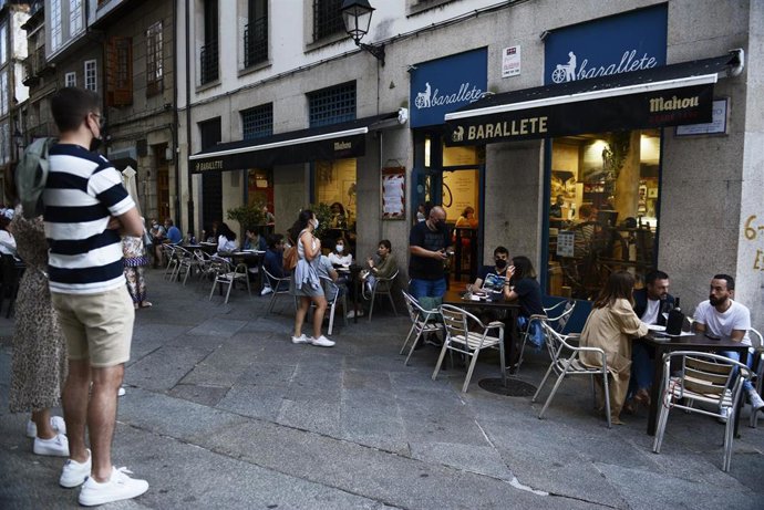 Archivo - Bares y restaurantes en el casco histórico de Orense durante el primer día de restricciones en la hostelería de los municipios que se encuentren en niveles máximos y altos de restricciones por coronavirus.