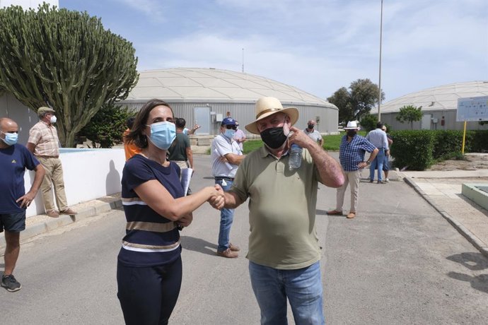 La concejal de Sostenibilidad Ambiental y el representante de Cgual durante su visita a la planta de aguas regeneradas.