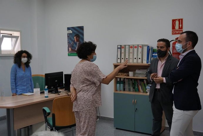 Herrador (dcha.) en su visita al CADE de Santaella.