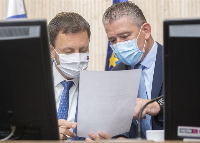 Archivo - El primer ministro de Eslovaquia, Eduard Heger, y el ministro del Interior, Roman Mikulec