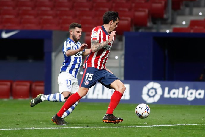 Archivo - Stefan Savic of Atletico de Madrid and Luis Rioja of Alaves in action during the spanish league, La Liga, football match played between Atletico de Madrid and Deportivo Alaves at Wanda Metropolitano stadium on March 21, 2021, in Madrid, Spain.