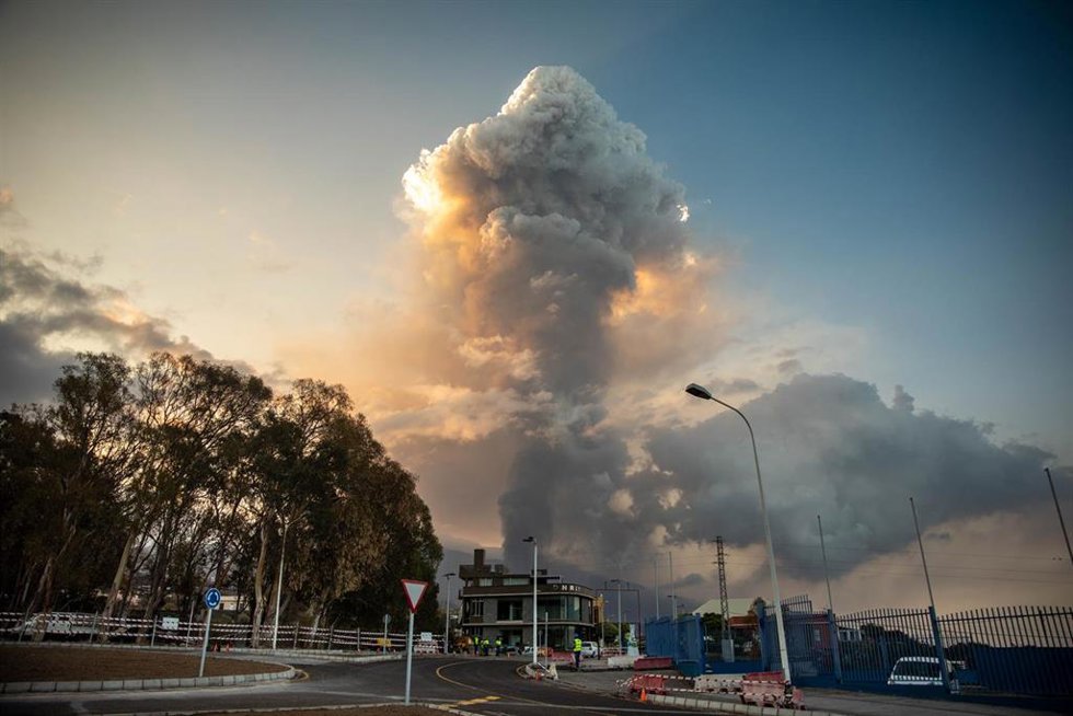El volcán de Cumbre Vieja emite una gran columna de ceniza