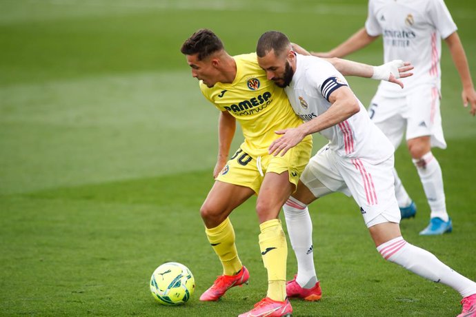 Archivo - Yeremi Pino of Villarreal and Karim Benzema of Real Madrid in action during the spanish league, La Liga, football match played between Real Madrid and Villarreal CF at Alfredo Di Stefano stadium on may 22, 2021, in Valdebebas, Madrid, Spain.