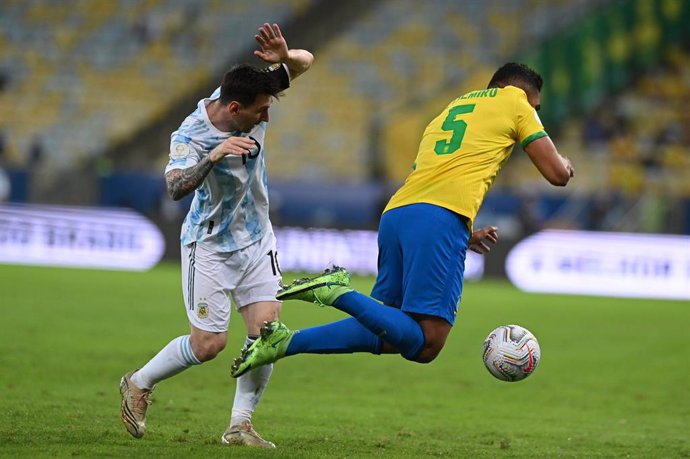Archivo - 10 July 2021, Brazil, Rio de Janeiro: Argentina's Messi watches Brazil's Casemiro fall during the CONMEBOL Copa America Final soccer match between Argentina and Brazil at The Maracana Stadium. Photo: Andre Borges/dpa