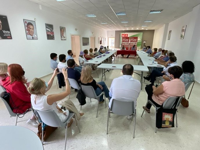 Encuentro de Irene García con los militantes del PSOE en Rota.