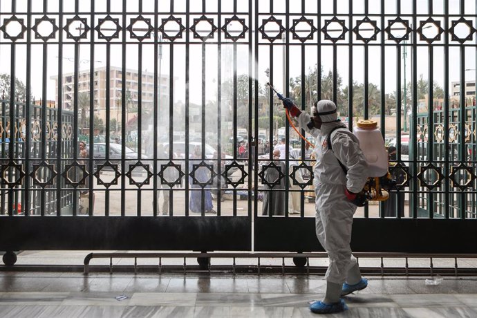 Archivo - 09 April 2021, Egypt, Cairo: A man in a hazmat suit takes part in the disinfection of Al-Sayeda Nafeesah Mosque to curb the spreading of coronavirus ahead of the Muslim holy month of Ramadan. Photo: Gehad Hamdy/dpa