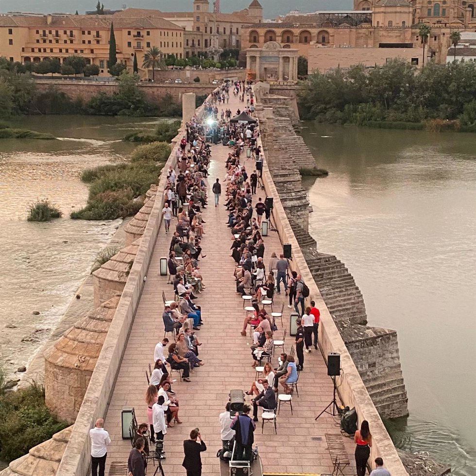Desfile solidario Silbon en el Puente Romano de Córdoba.