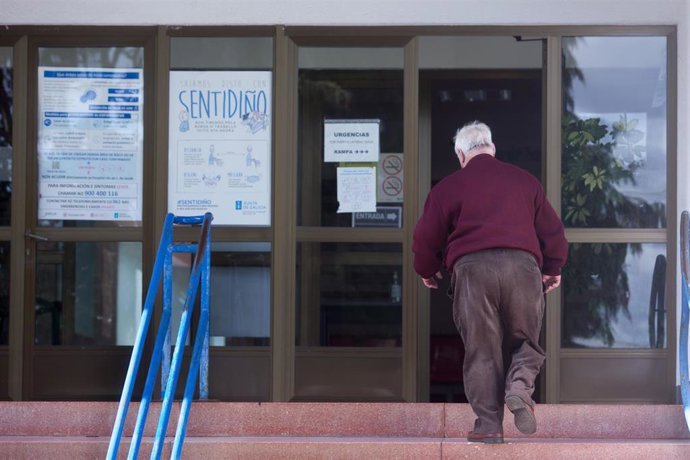Archivo - Un hombre entra a un centro de salud en el municipio gallego de Guitiriz, en Lugo, Galicia 