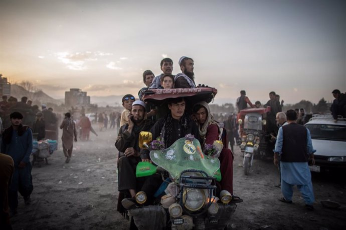 24 September 2021, Afghanistan, Kabul: Afghan men leave after watching a traditional wrestling match at the Chaman-e-Hozori Park in Kabul. Photo: Oliver Weiken/dpa
