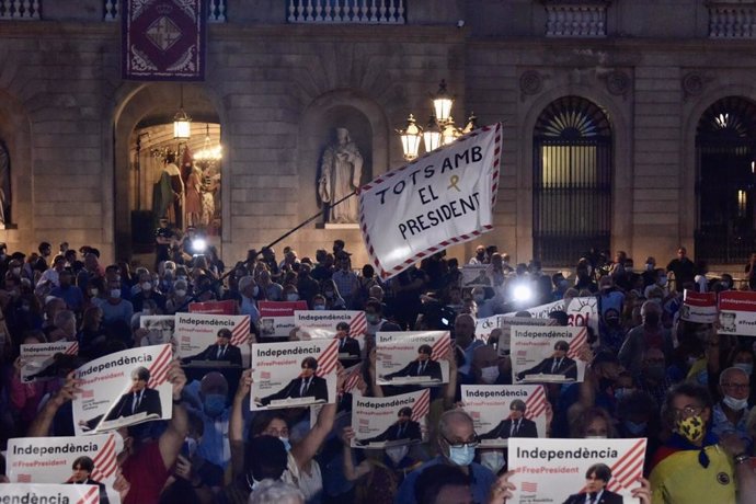 Manifestants contra la detenció de Carles Puigdemont