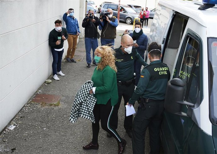 Archivo - Carmen Merino, la acusada por el crimen del cráneo de Castro Urdiales, sale custodiada por agente de la Guardia Civil a su salida del Juzgado de Instrucción número 3 de Castro Urdiales, Cantabria (España), a 13 de noviembre de 2020. 
