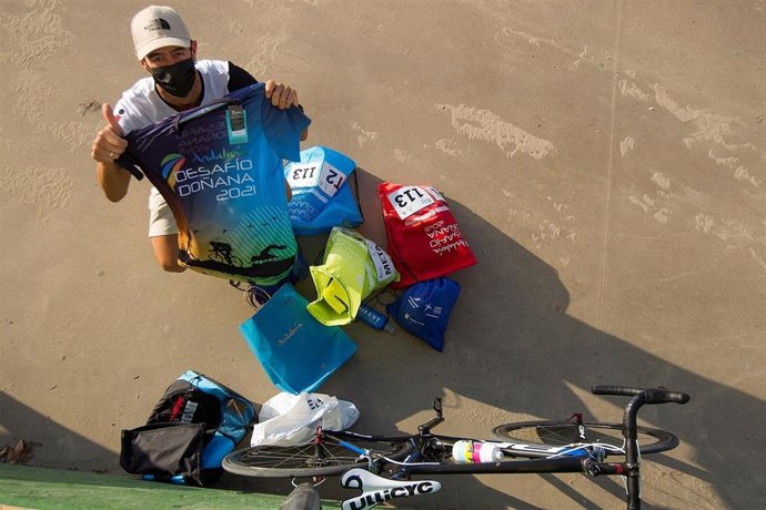 Un participante del Desafío Doñana posa con el equipo