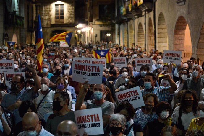 Un millar de personas llenan la plaza del Vi de Girona, ante el Ayuntamiento, en apoyo a su exalcalde y expresidente de la Generalitat Puigdemont tras ser detenido y puesto en libertad en Italia