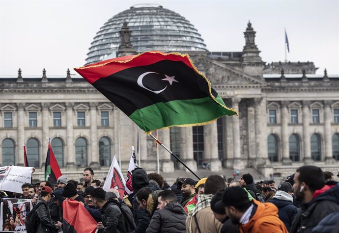 Archivo - 19 January 2020, Berlin: People wave Libyan flag as they take part in a protest against Libyan strongman Khalifa Haftar, leader of the self-styled Libyan National Army, during the International conference onLibya. Photo: Paul Zinken/dpa