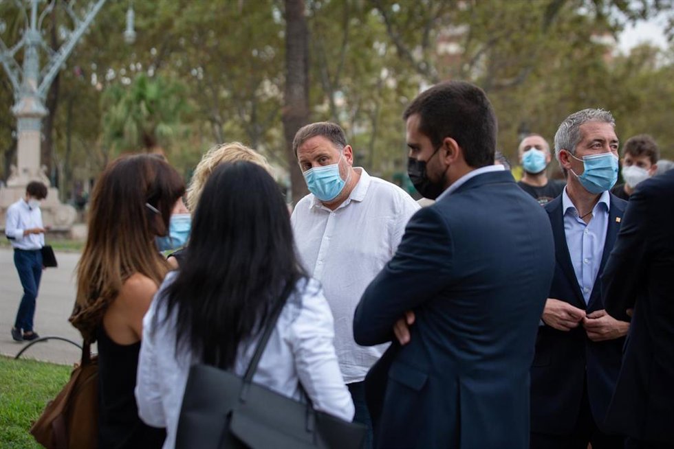 El presidente de ERC, Oriol Junqueras, acompaña al conseller de Empresa y Trabajo de la Generalitat para declarar por presunta desobediencia, a 15 de septiembre de 2021, en Barcelona, Cataluña, (España). El conseller está citado como investigado por pre