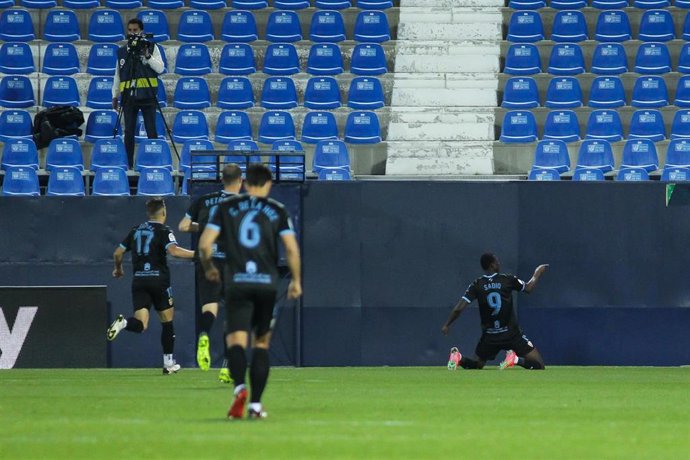 Archivo - Umar Sadiq celebra un gol con el Almería