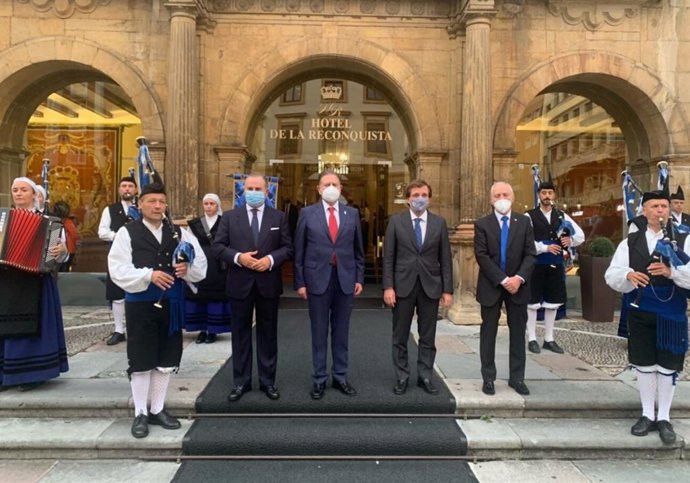 Almeida recibe en Oviedo la insignia de oro de la Asociación del Día de Galicia en Asturias