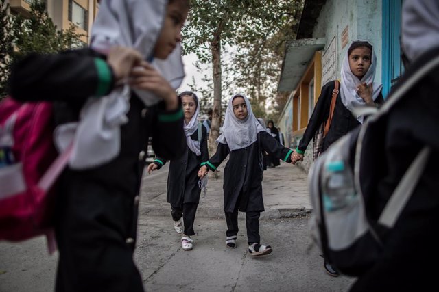 22 September 2021, Afghanistan, Kabul: Young Afghan arrive to a primary school in Kabul, Afghanistan. The new Taliban government has banned girls from secondary school education in Afghanistan, by ordering high schools to re-open for boys only. Photo: Oli