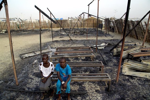 Archivo - Dos niños en una escuela atacada de Sudán del Sur