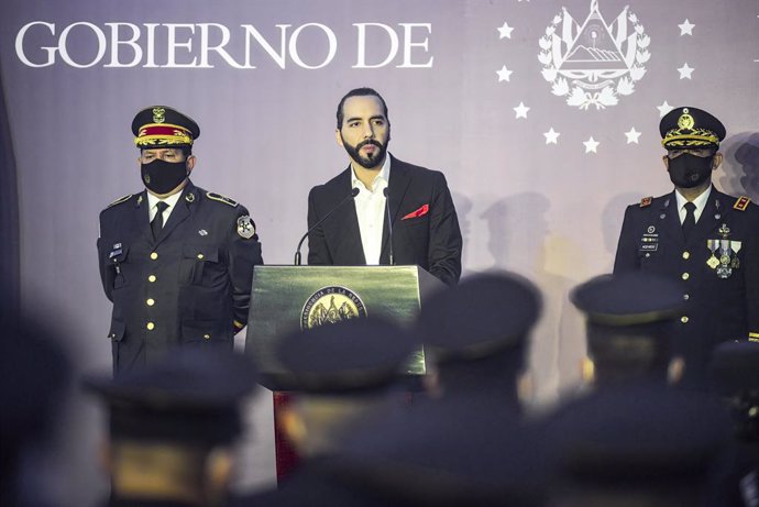 Archivo - 19 May 2021, El Salvador, San Salvador: Nayib Bukele (C), President of El Salvador, addresses police officers at a graduation ceremony. Photo: Camilo Freedman/SOPA Images via ZUMA Wire/dpa