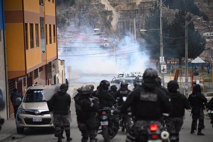 La policía utiliza gases lacrimógenos contra los cocaleros frente a un hospital. 