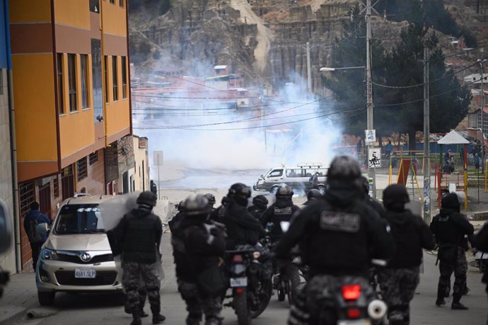 21 September 2021, Bolivia, La Paz: Police use tear gas against coca farmers in front of a hospital. A coca farmer leader had been injured by rival groups and admitted to hospital. Photo: Radoslaw Czajkowski/dpa